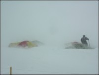 Forskere og telt i snøstorm