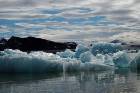 Små isfjell i havet. Foto: Ingrid Melvær