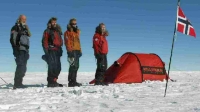 Bilde av ekspedisjonsdeltakere foran telt på Sydpolen
