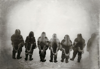 Bilde av deltakere fra ekspedisjonen i netsilikklær