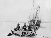 Bilde av Netsiliker som besøker Amundsens skip Gjøa